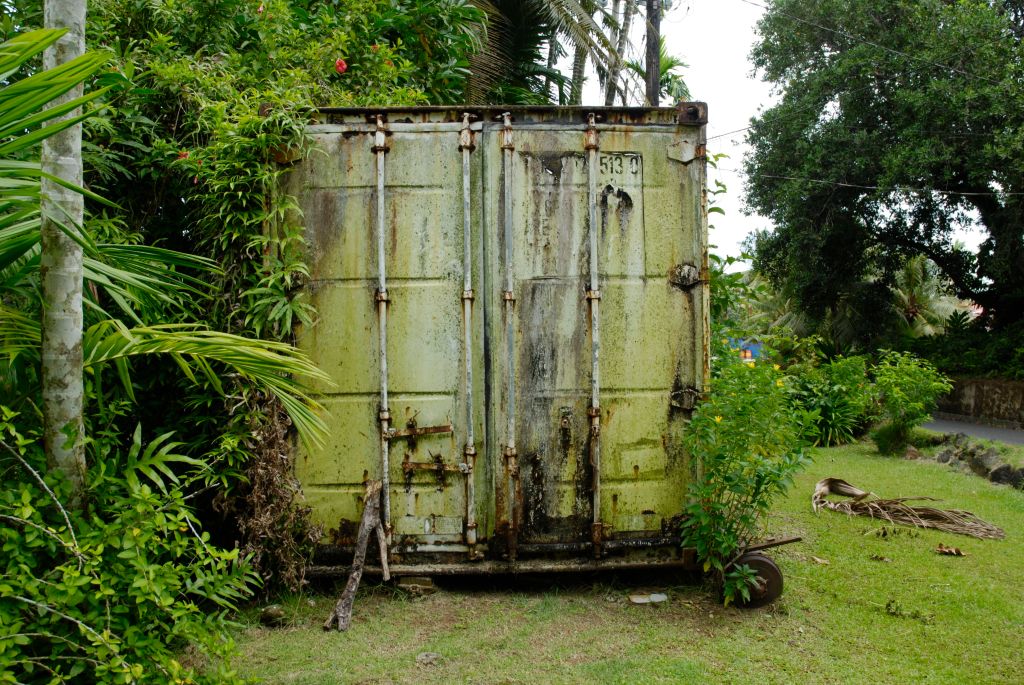 Yol kenarına atılmış bir konteyner