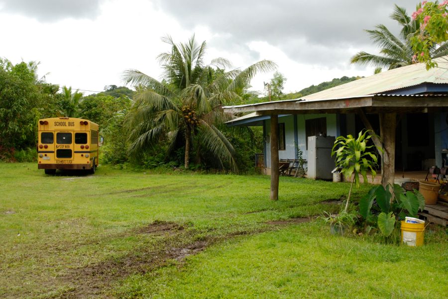 Bir okul otobüsü, bozuk bir buzdolabı ve sactan yapılma bir ev