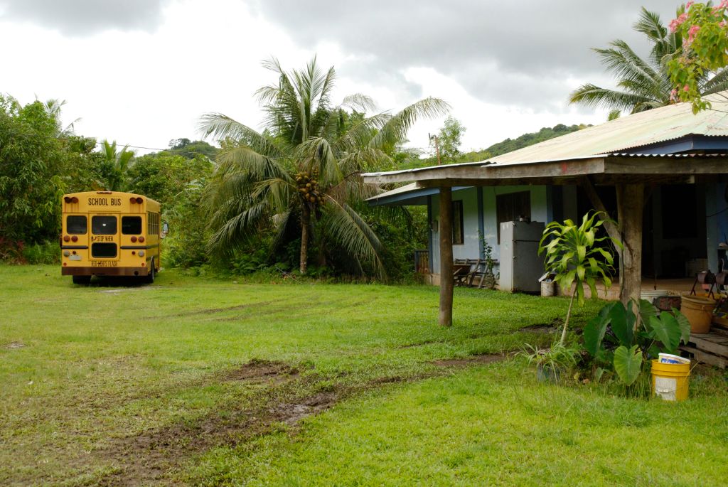 Bir okul otobüsü, bozuk bir buzdolabı ve sactan yapılma bir ev