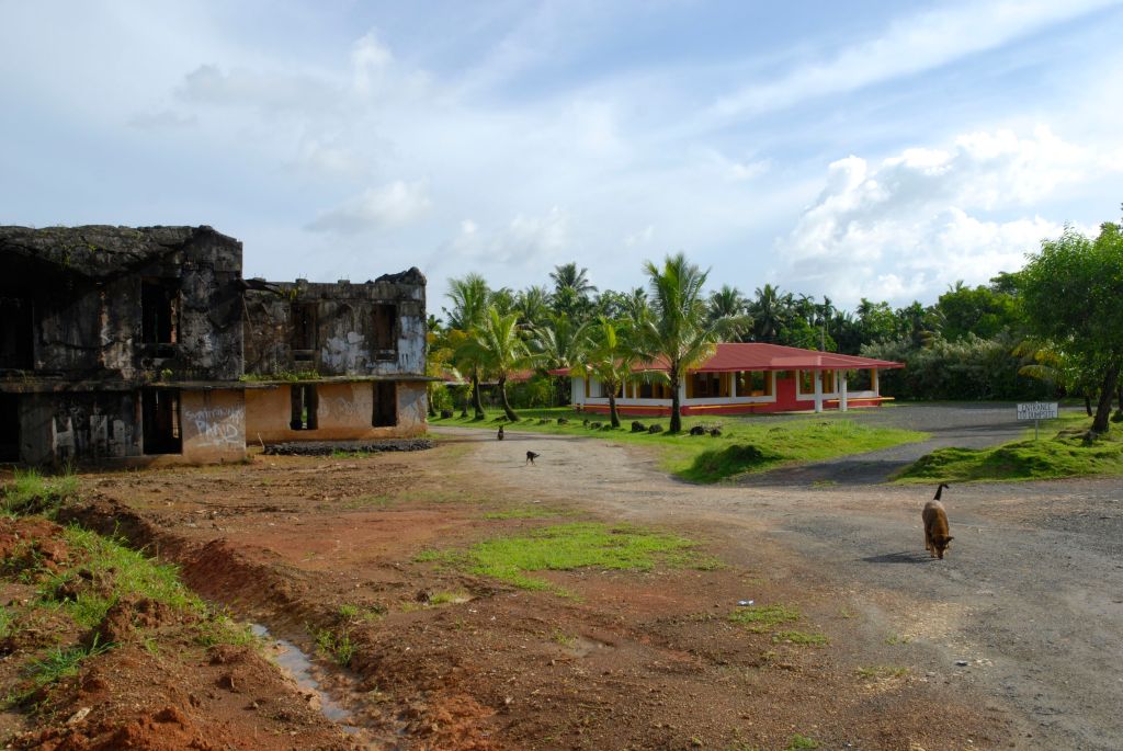 Yanan bir binanın yenisi yapılmış, eskisi moloz halinde bırakılmış