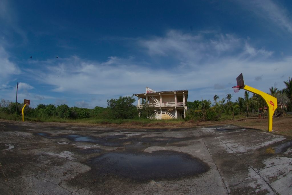 Bir basketbol sahası