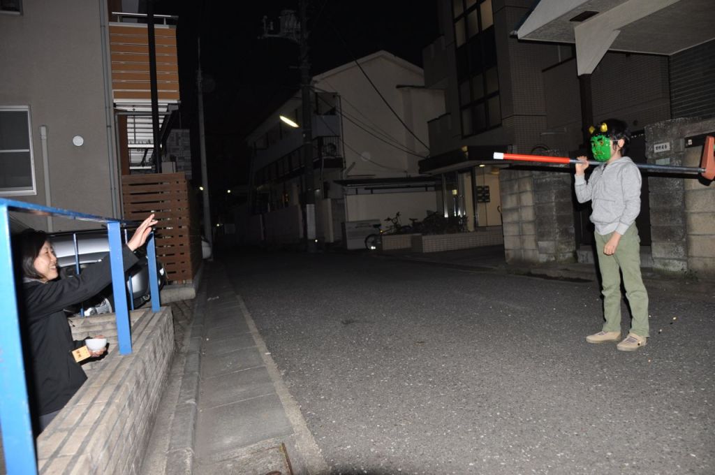 Küçük "şeytan" hazır bekliyor. Bakla atılmaya başlanmış bile