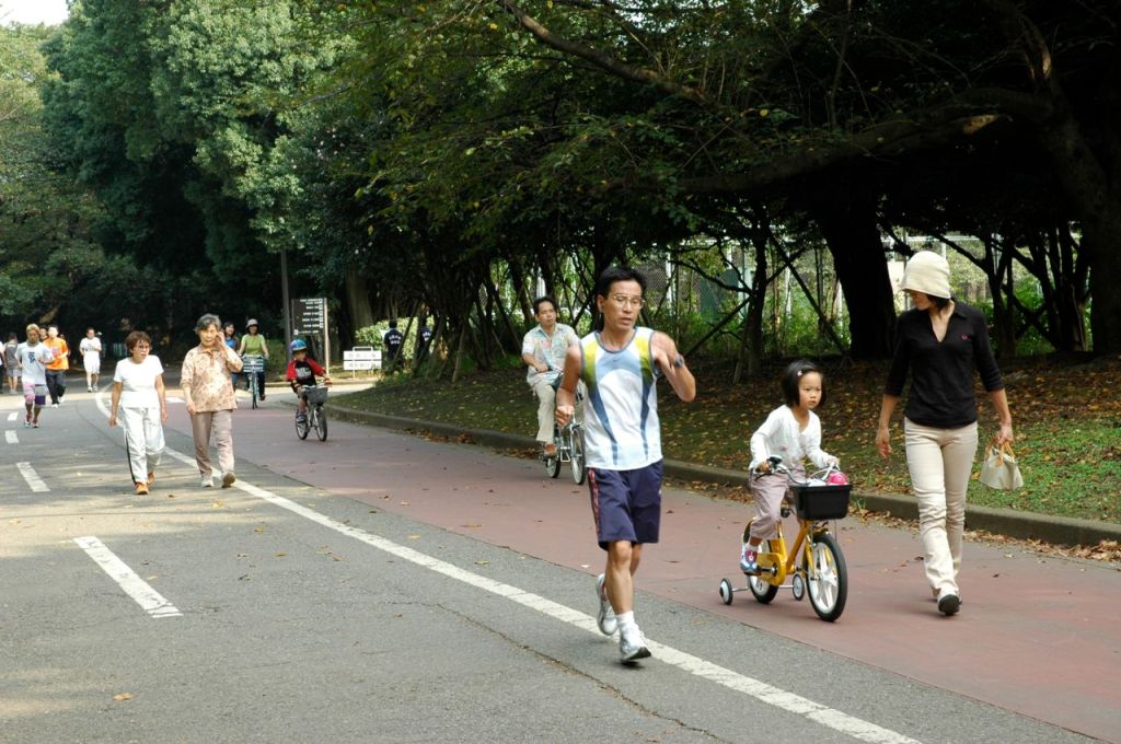 Tokyo'daki parklarda mangal yapan bulamazsınız ama koşan, yürüyen, bisiklete binen çok vardır