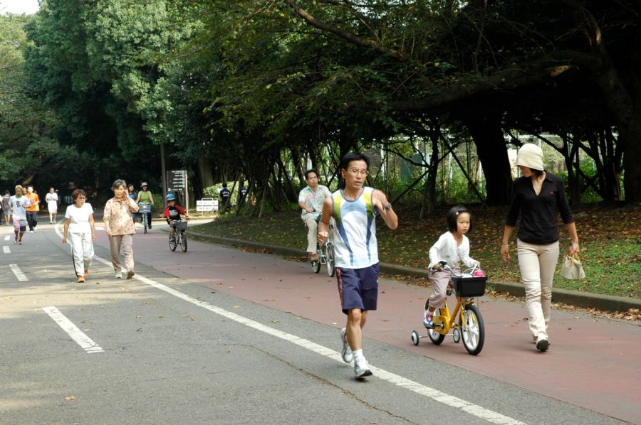 Tokyo'daki parklarda mangal yapan bulamazsınız ama koşan, yürüyen, bisiklete binen çok vardır
