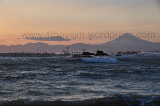 Denny's Restorarnın terasından gün batımında Fuji