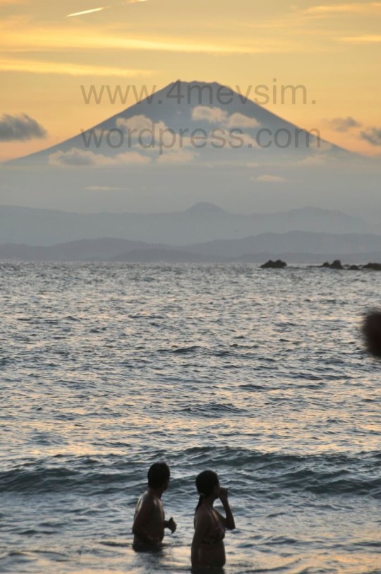 Fuji'yi seyrederek denize girenler