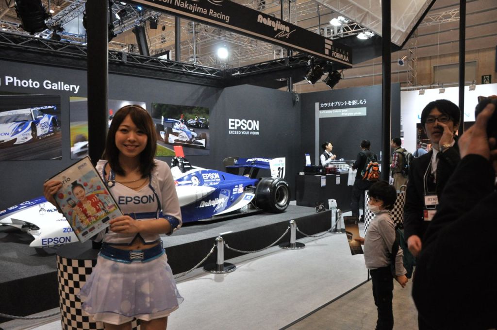 Epson standında Formula -1 yarış arabası  vardı