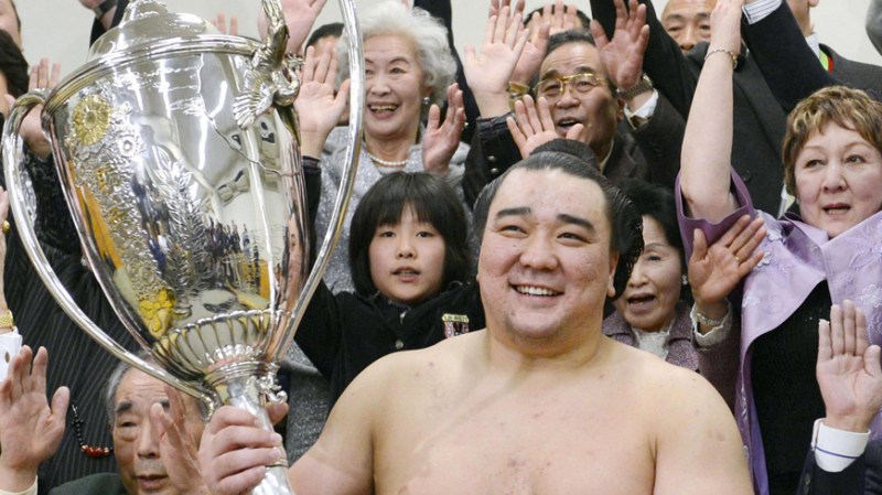 Harumafuji kupayı kaldırıyor (Foto: KYODO, Internetten)