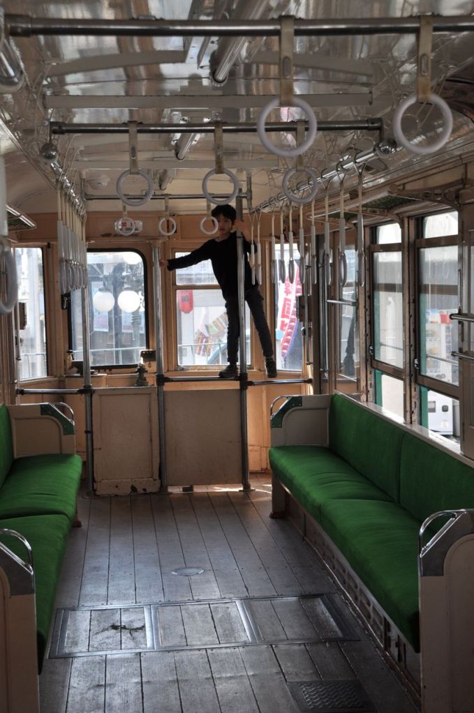 Bu makinistin boyu tavandaki düğmelere uzanmıyor. 