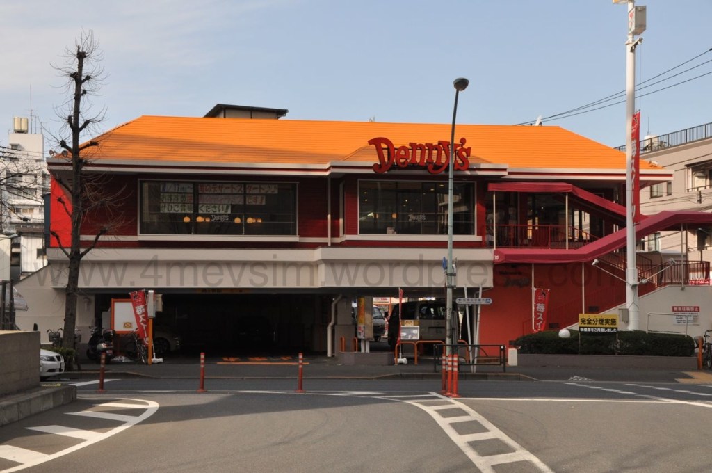 Burada yolu bitirip kahvaltı ediyorum