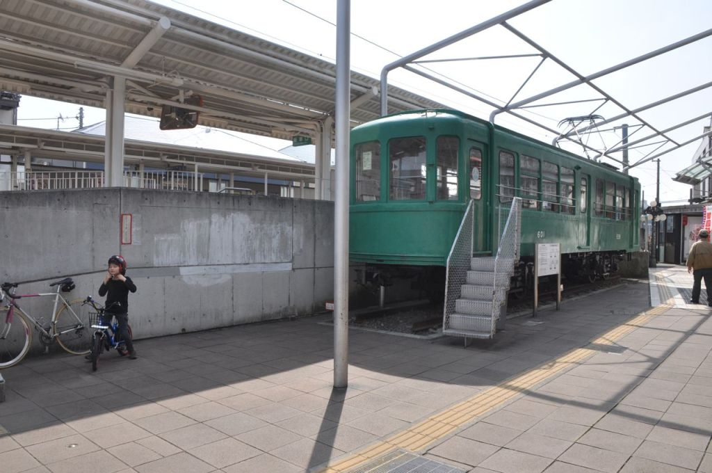 Eski vagon istasyona çekilmiş çocukları bekliyor.