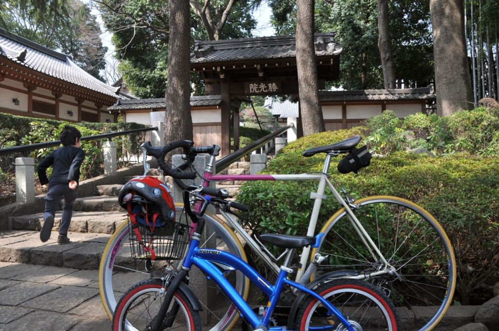 Tapınağın girişine bisikletler parkediliyor.