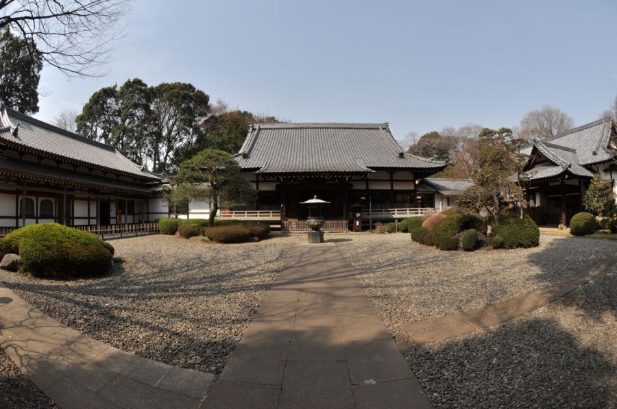 Tapınağın avlusu. Henüz burada da kimseler yok. Herkes Pazar uykusunda?