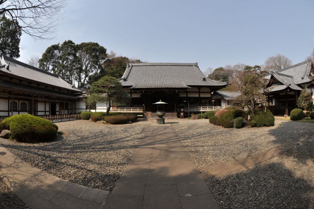 Tapınağın avlusu. Henüz burada da kimseler yok. Herkes Pazar uykusunda?