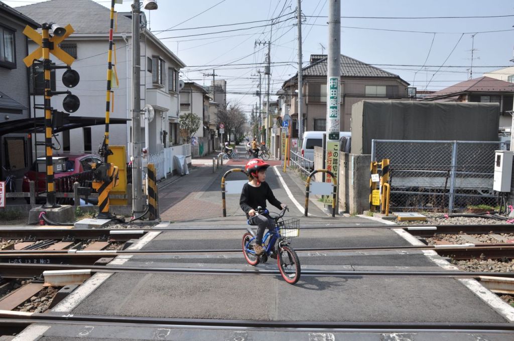 Önce sağa sonra sola bakalım. Yoksa tersi mil olacaktı? Sahi demiryolunu geçerken nereye bakılır?