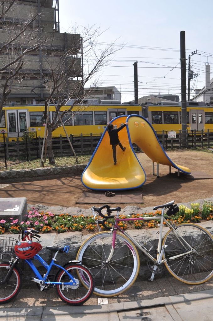 Tam parka girmişken arkadan Setagaya treni de geçiyor