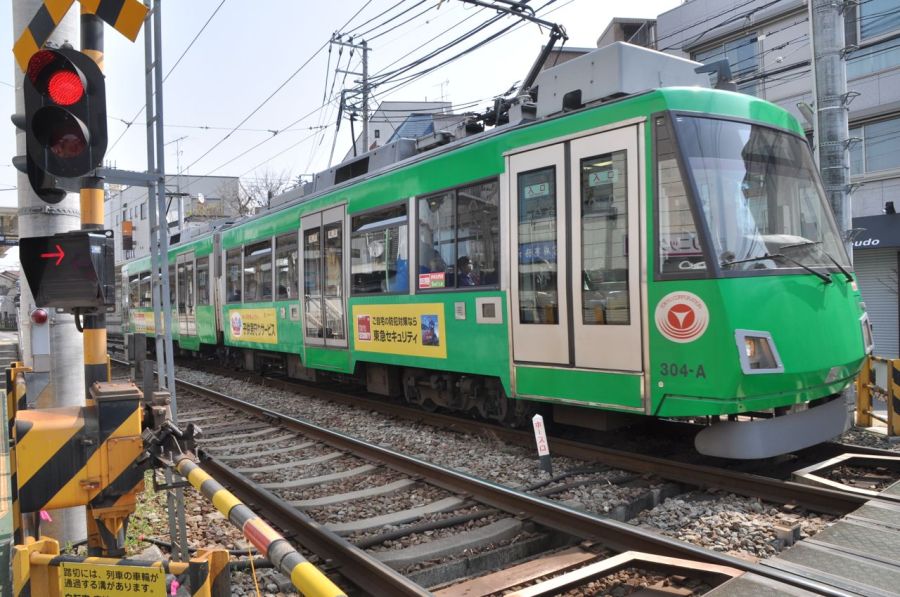 Çan-çanlarda trenin geçmesini bekliyoruz