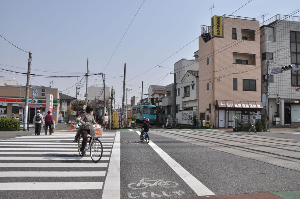 Tren durdu arabalara kırmızı, yayalara yeşil yanmasını bekledi. Bizimle beraber caddeyi geçti.