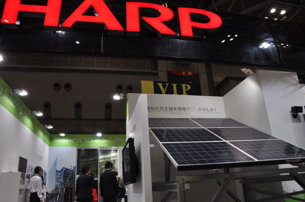 Yıl içinde panel fiyatlarındaki düşüş devam etti. Sharp gibi üreticiler zor durumda kaldılar