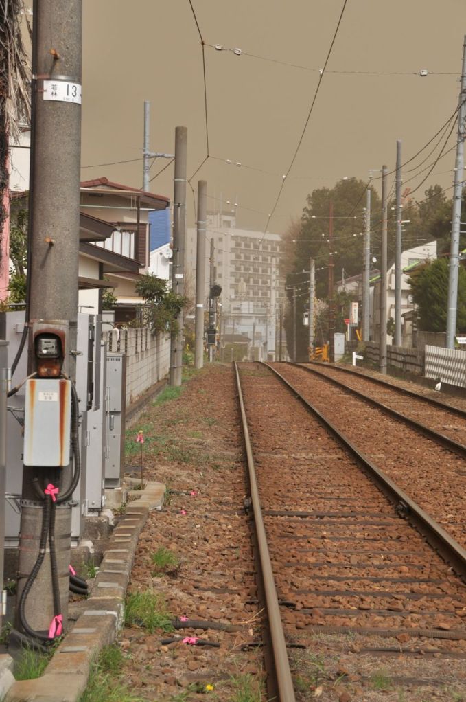 Ufuk sararmaya başlıyor. 