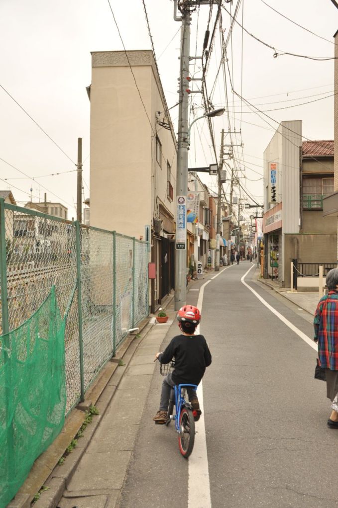Dar caddede ilerlerken, Soldaki evin genişliğine dikkatinizi çekerim. 