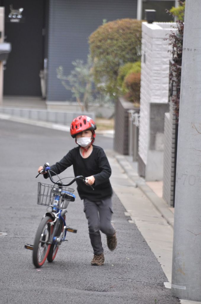 Kum fırtınasından korunmak için Kaan ile maske taktık. 