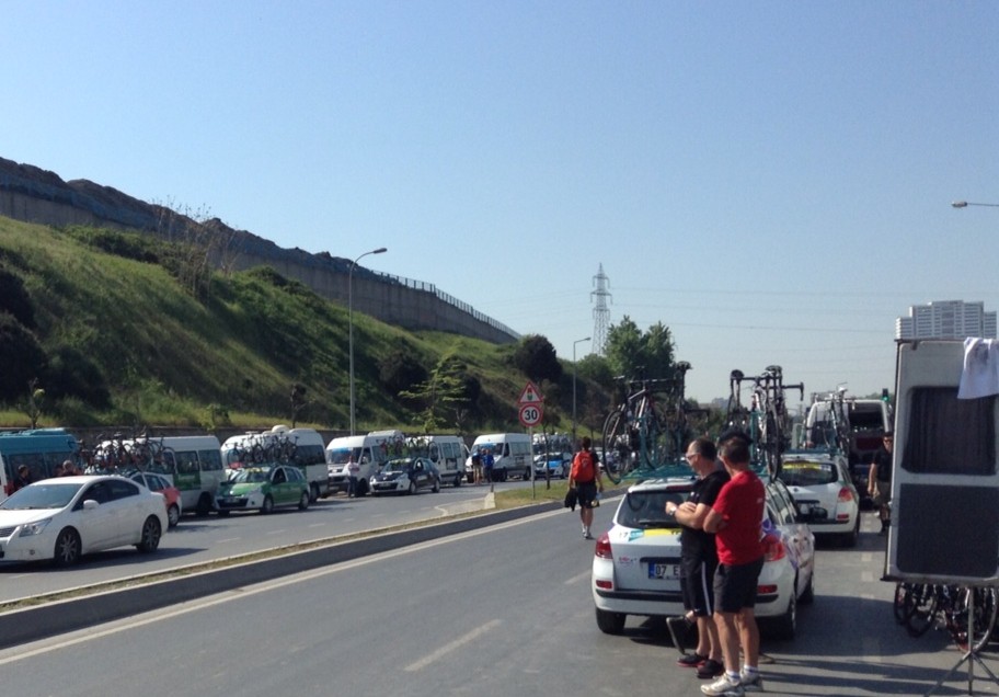 Otelin dışındaki ekip arabaları ve sporcular 