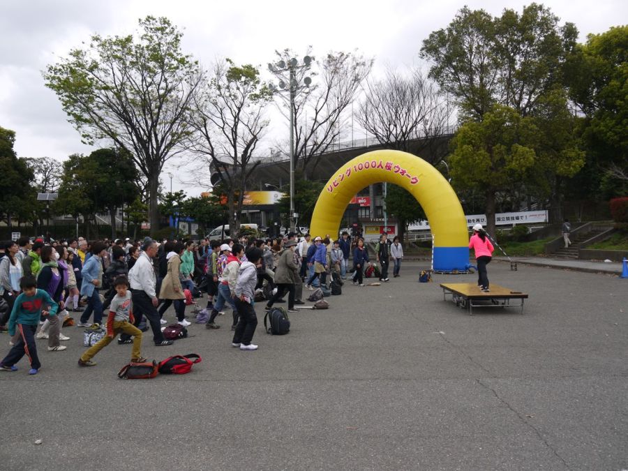 Grup toplu ısınma hareketi yapıyor