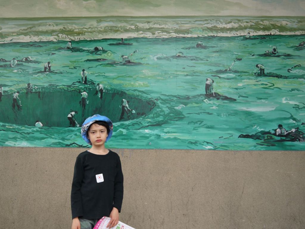 Sanat müzesinin yanından geçen kaldırımlar da resimlere bezenmiş