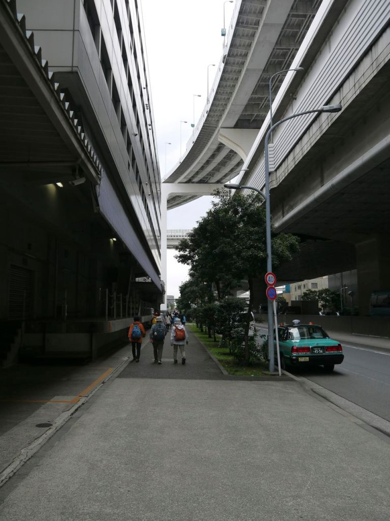 Bir anda etrafımızı otoyollar, caddeler kaplıyor. Gökyüzü nerede?