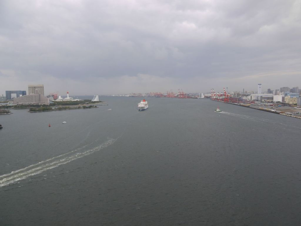 Körfezin Odaiba cephesi. Uzaktan bir yolcu gemisi süzülüyor