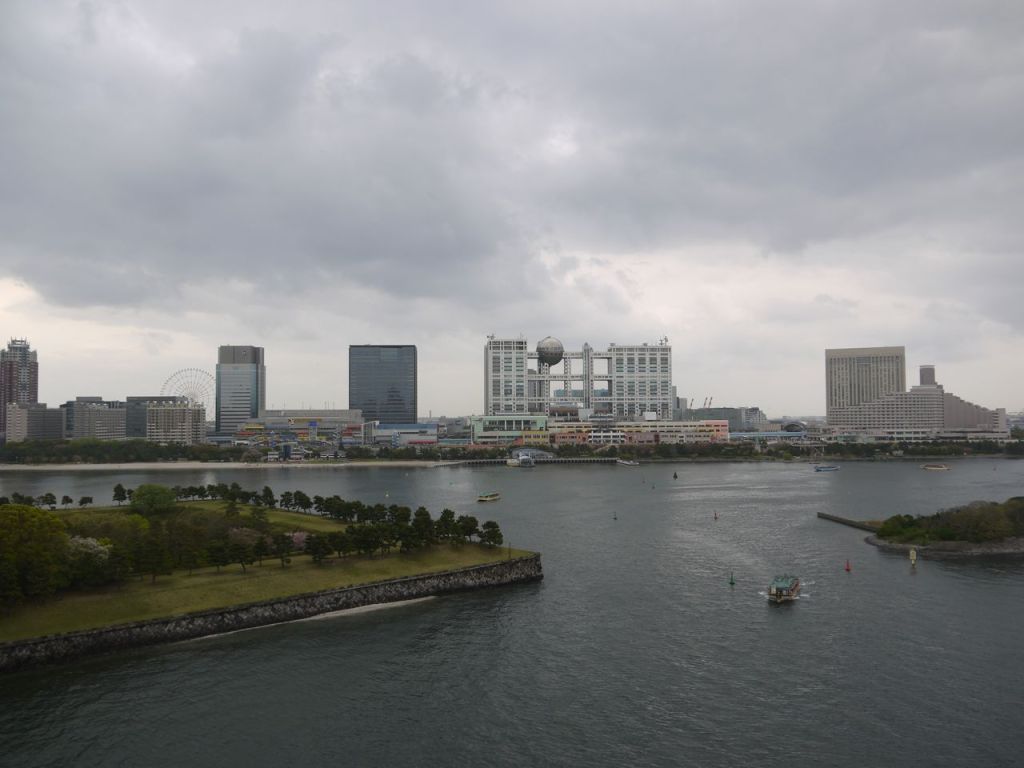 Odaiba, cepheden görülen bina Fuji TV genel merkezi