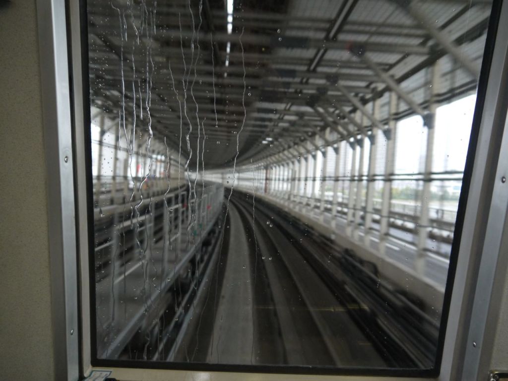 Rainbow Köprüsünü bu kez trenle geri geçiyoruz. Yağmur başladı.