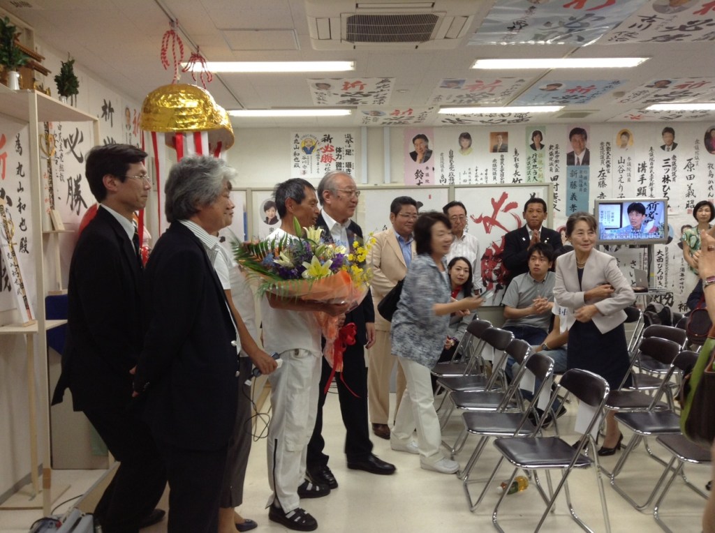 Seçimi kazanan LDP adayı Maruyama zaferini kutlarken