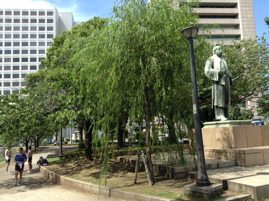 Tokyo'da her köşede küçük de olsa bir yeşil alan var. Buralarda sabah, öğle, akşam koşan yürüyen insanlar dinleniyor. 