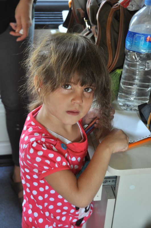 Resim çizmeye misafirimiz olan bir çocuk