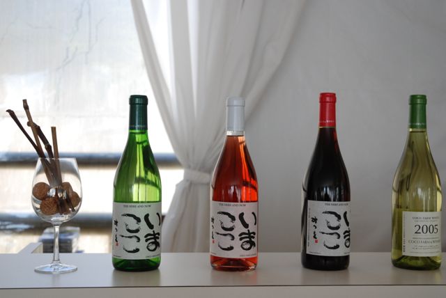 Çiftlik içinde Coco-farm şarapları tadılabiliyor, yemeklerle beraber sipariş edilebiliyor