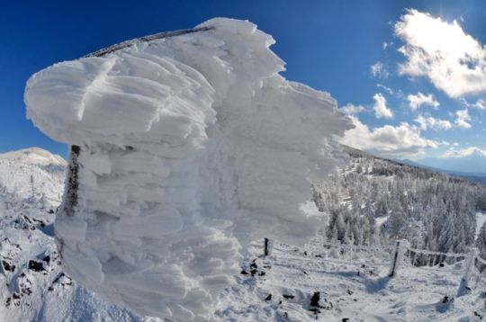 Rüzgarın keskin etkisi düştüğü anda yüzeye yapışan kar üzerinde görülüyor