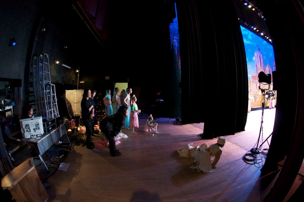 Sahne arkasında sıra bekleyiş