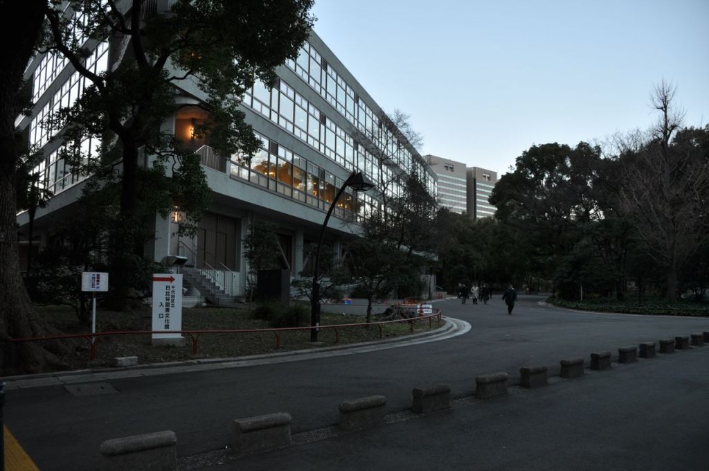 Hibiya Parkı'nın içindeki Hibiya Kütüphanesi binası