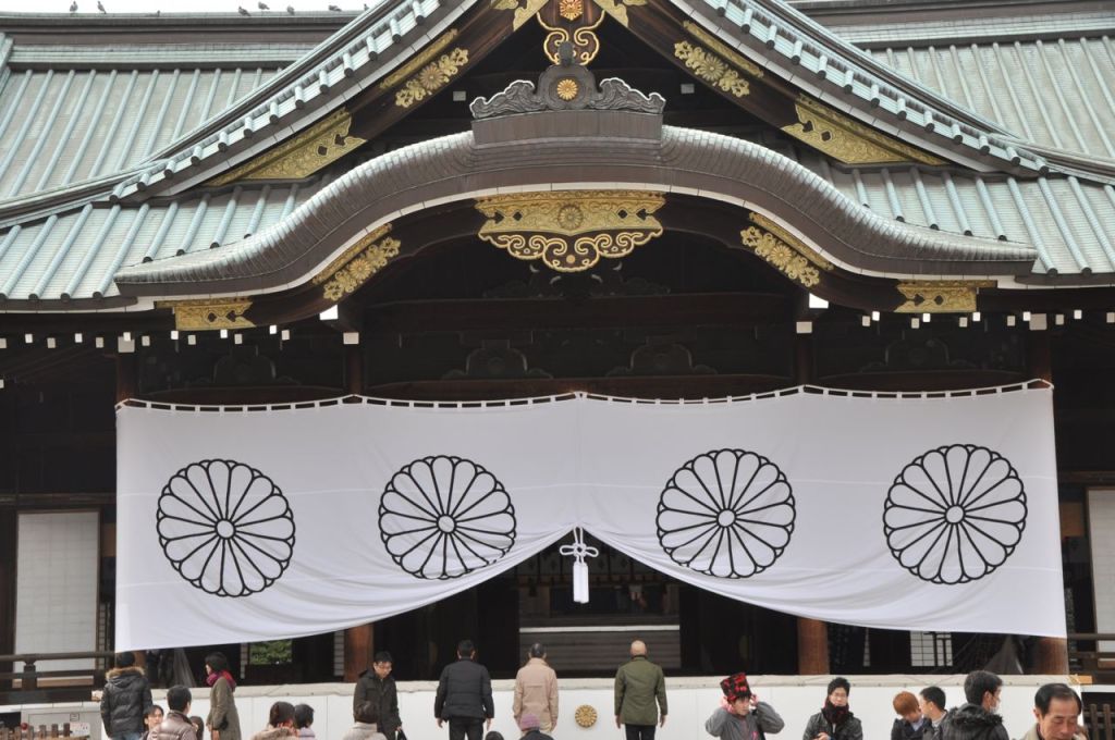 Yasukuni Tapınağı- halk şehitleri ve savaş kahramanları için dua ediyor