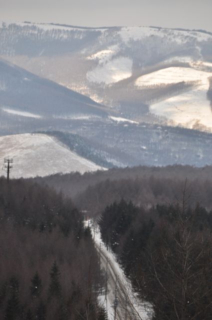 Sıradağları birbirine bağlayan yollar sicim gibi, virajlı, karlı