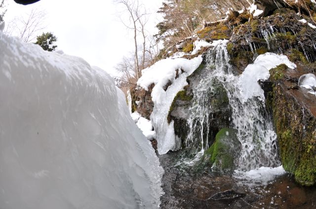 Buz tutmuş kaynak suyu yol boyunca dere olmuş akıyor.