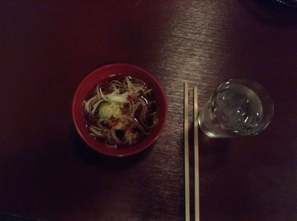 Yılı bitirmeden önce yenen geleneksel "toshi-koshi soba" yemeğimiz ve su