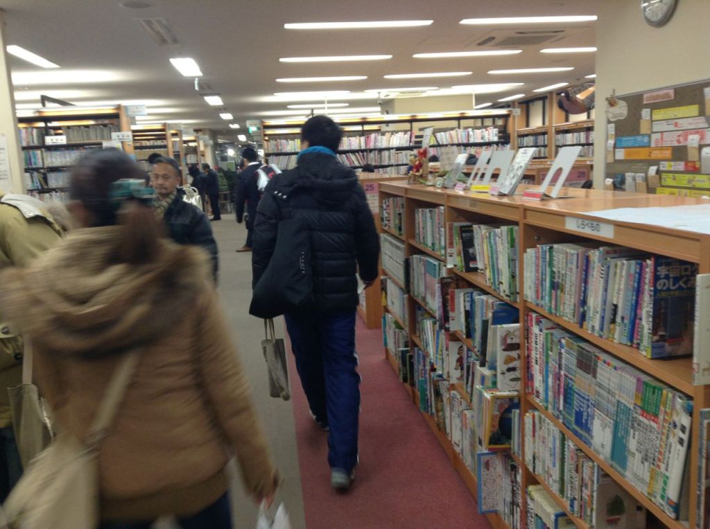 Burası Kyodo Kütüphanesinin içi. Binası tren istasyonu içinde