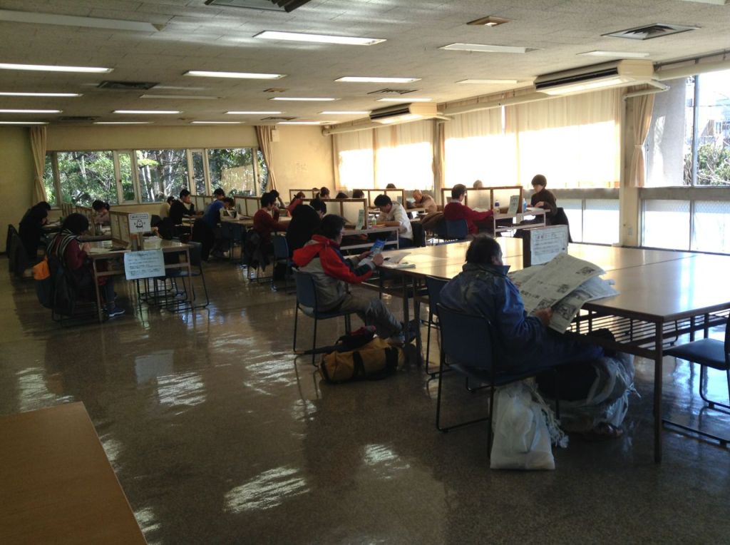 Okuma odalarında bütün ciddiyeti ile kitap okuyanlar