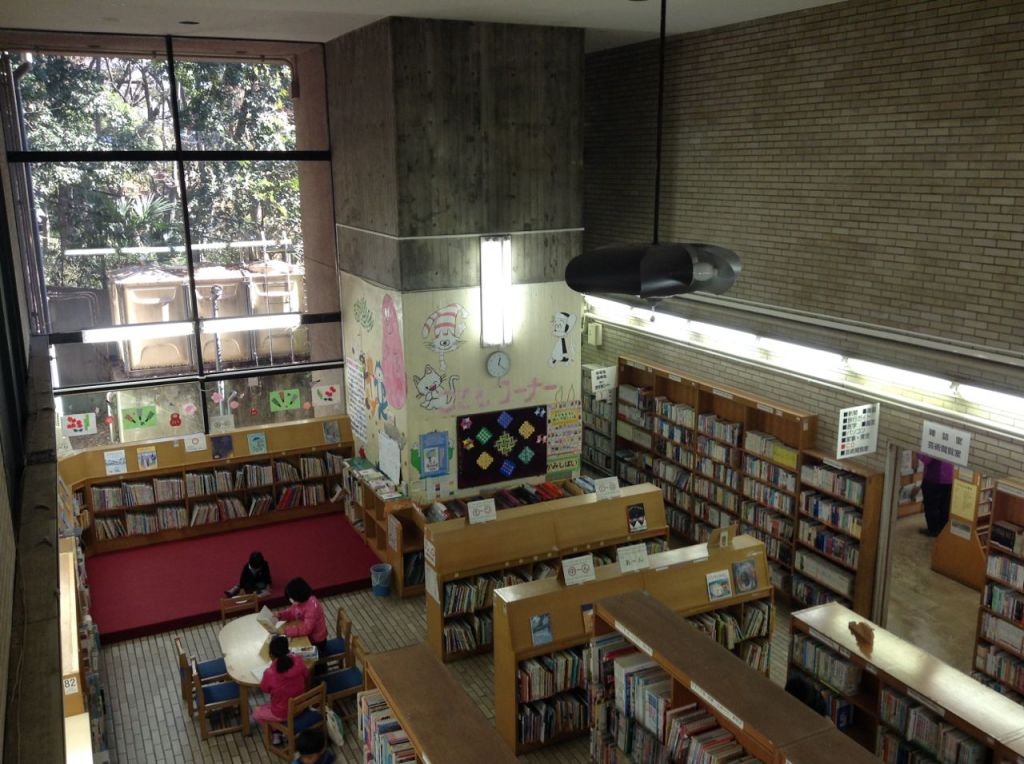 Bizim evden 10 dk uzaklıktaki bu kütüphane parka bitişik