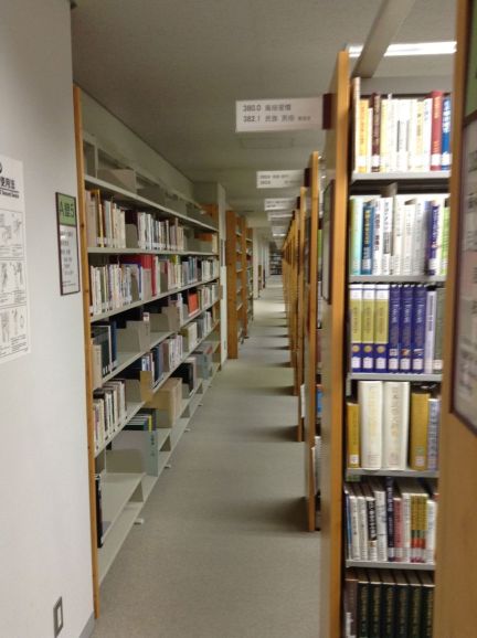 Burası 5 katlı büyük bir kütüphane