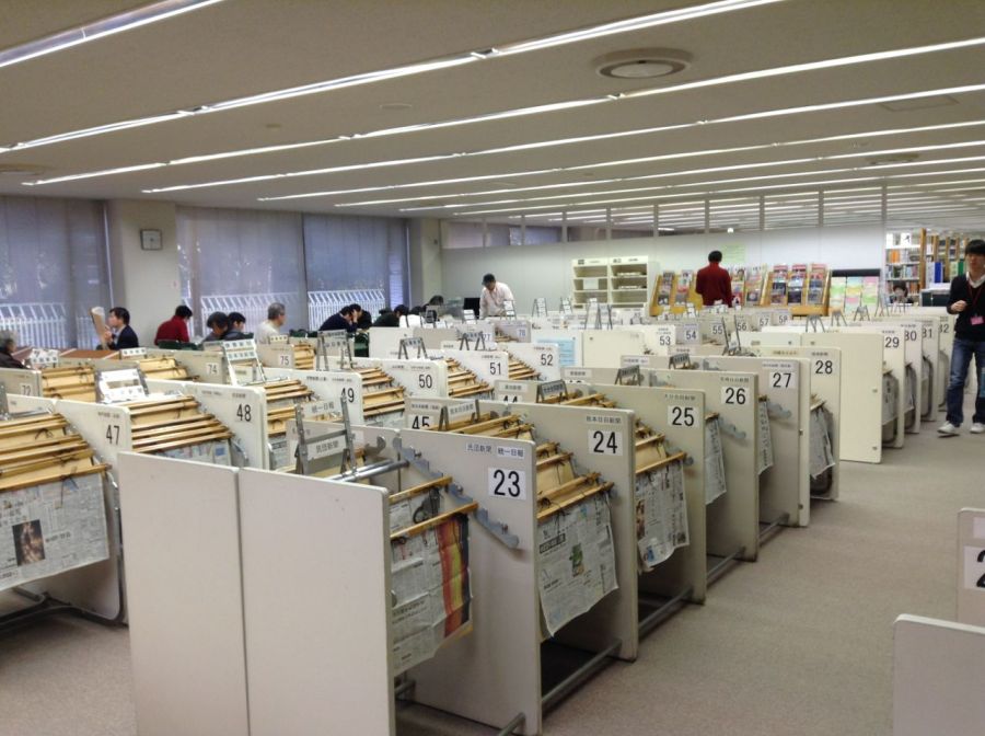 Gazete bölümünde Japonya'da çıkan gazeteler kadar yabancı gazeteler de var 