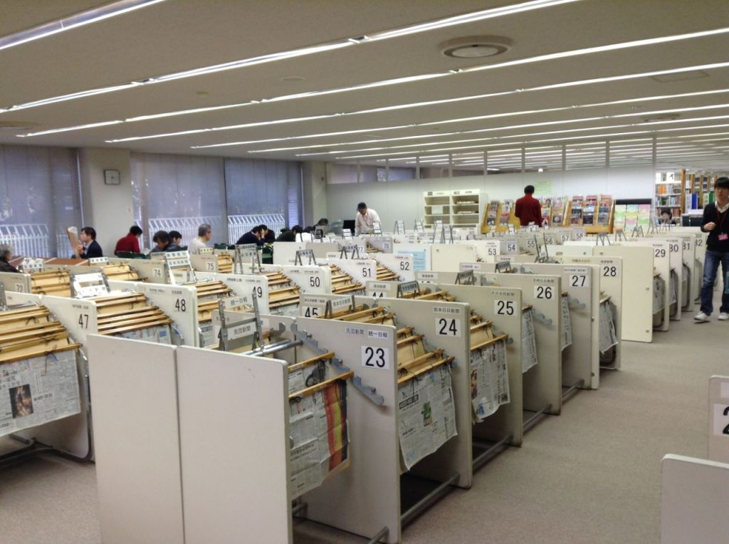 Gazete bölümünde Japonya'da çıkan gazeteler kadar yabancı gazeteler de var